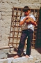 Aserbaidschan. Apscheron - Junge mit Schakal in Madarkjan